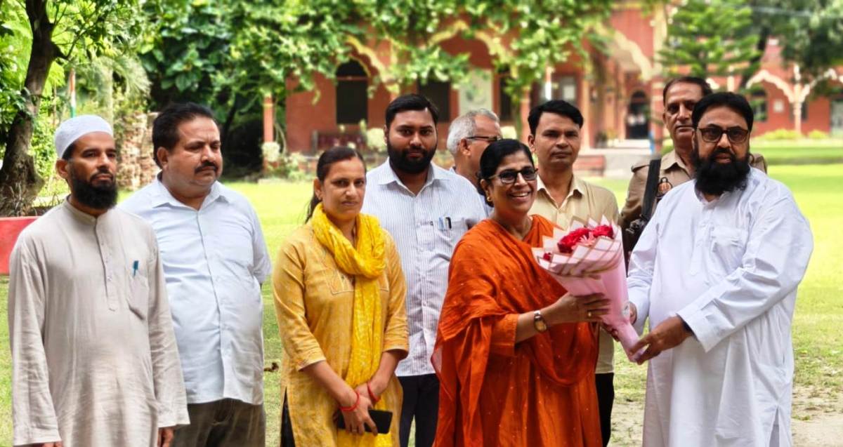 Hon'ble Manager Sir gave a bouquet